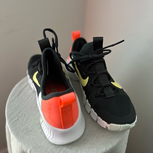 NIKE Colorway: Dark Smoke Grey/Bright Mango/Barely/Green/Light Zitron size 8.5 - Picture 11 of 13